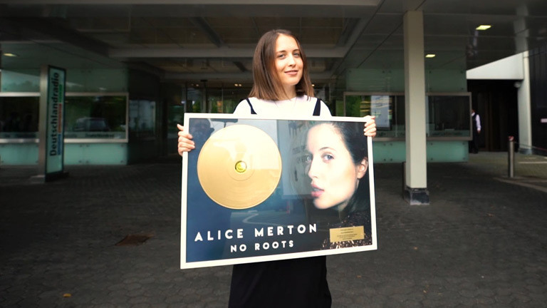 Alice Merton Feiert Ich Bin No Roots Dlf Nova