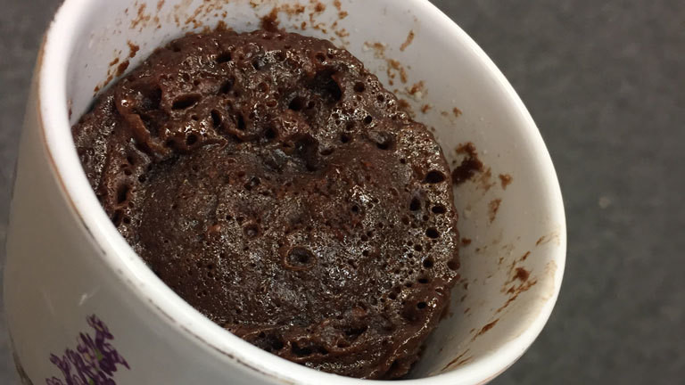 Kuchen aus der Bürotasse