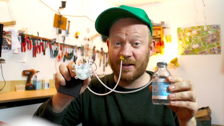 Moritz Metz mit Nasendusche.