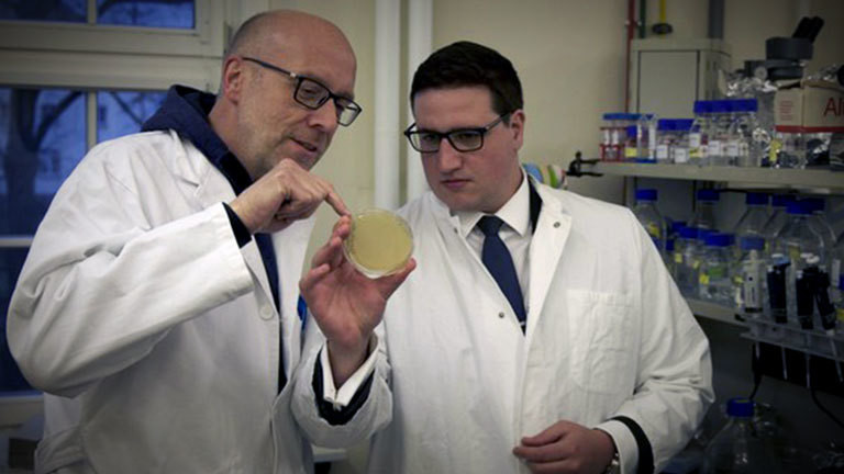 Patrick Schmitt (rechts) im Labor