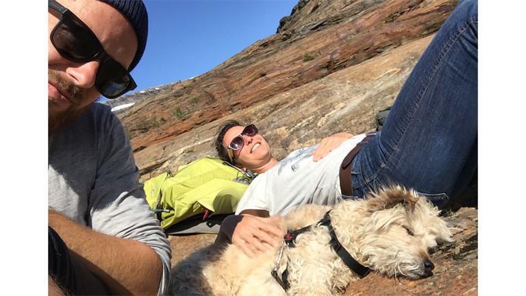 Ramona Krieger, Ulrich Pingel und Hund Pepito.