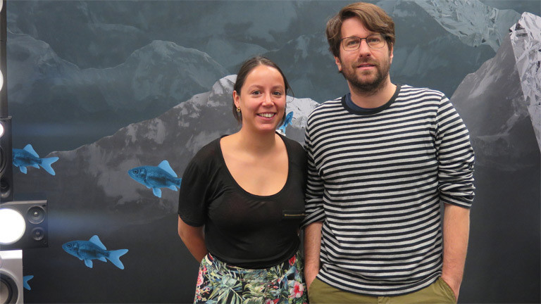 Yennifer Dallmann-Villa und Moderator Sebastian Sonntag.