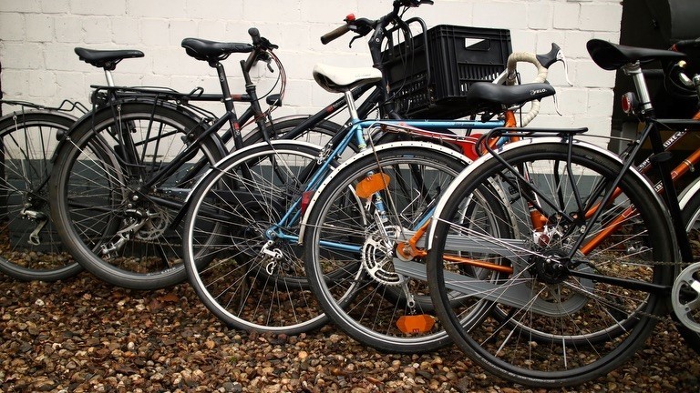 Die ganze Netzbastel-Fahrradflotte von Moritz und seiner Freundin kriegt die Schaltung gecheckt.