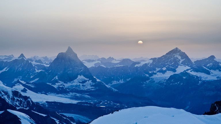 Geltscherlandschaft, Berge und Sonne