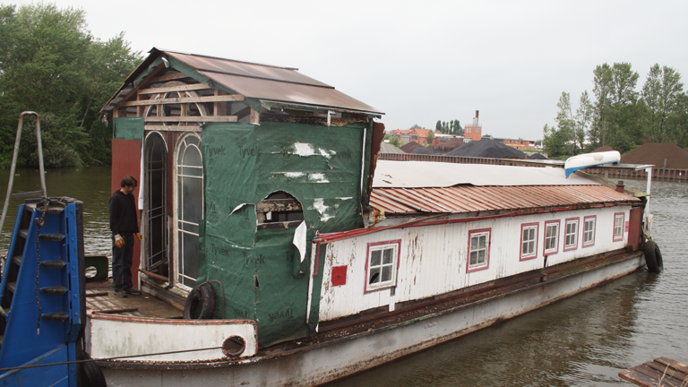 Ein sanierungsbedürftiges Hausboot