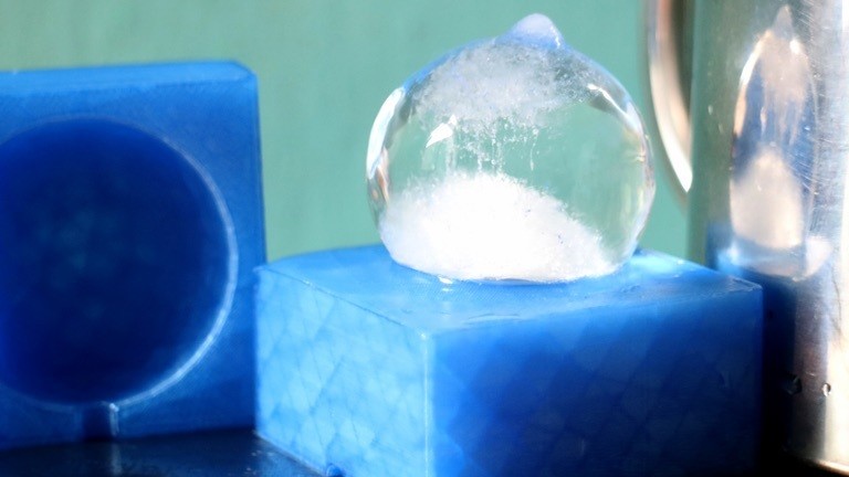 Eiswürfel auf 3D-gedruckter Form