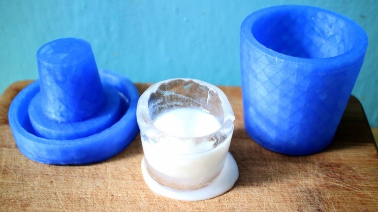 Eiswürfel aus einer 3D-gedruckten Form
