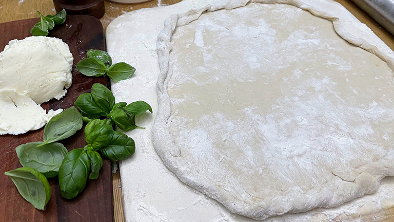 Ausgerollter Teig für eine DIY-Tiefkühlpizza