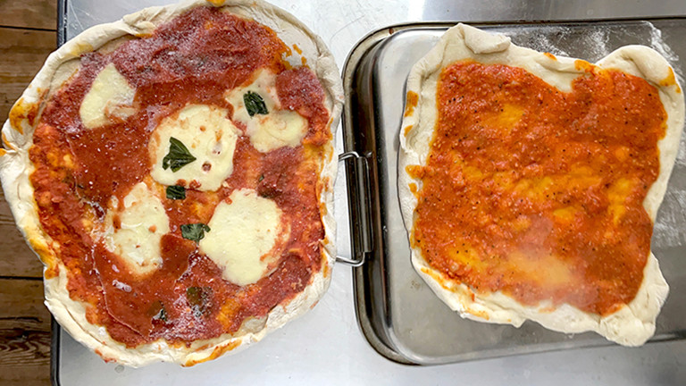 Links: selbstgemachte Tiefkühlpizza aus dem Eisfach, rechts: selbstgemachte Tiefkühlpizza kühlt nach vom Vorbacken ab
