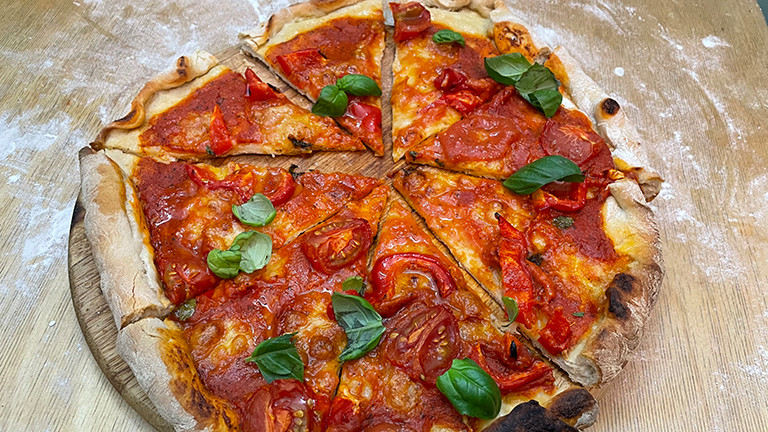 Eine fertiggebackene DIY-Tiefkühlpizza