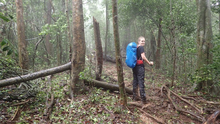Ella, die Freundin von Mark Scherz, im Regenwald.