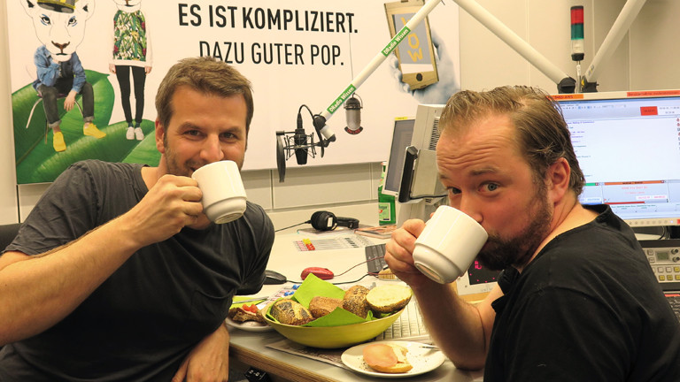 Fotograf Holger Talinski zu Gast im Studio beim Frühstück mit DRadio-Wissen-Moderator Ralph Günther.