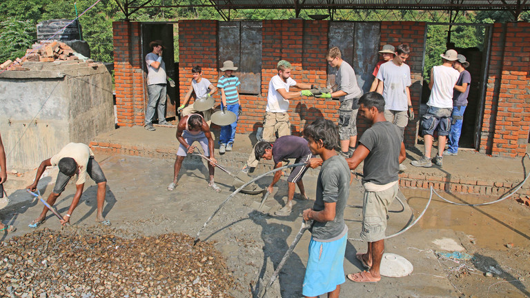 Kinder und Jugendliche helfen in Nepal