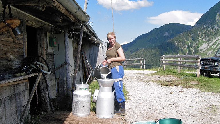 Mit richtiger Bergmilch: Katharina Afflerbach auf der Alp
