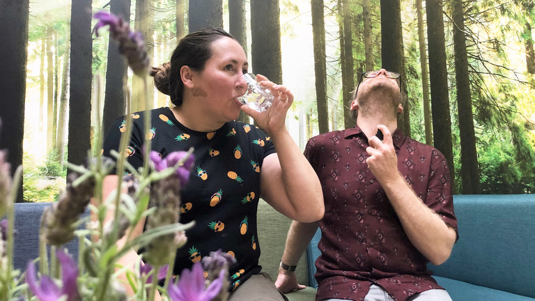 Moderatorin Tina Howard testet alkoholfreien Gin, Reporter Christian Schmitt Lavendelwasser.
