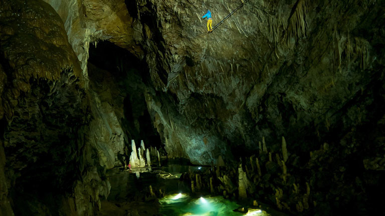 Die tiefste Highline der Welt: 500 Meter unter der Erde in der Höhle Gouffre Berger in der Nähe von Grenoble. Eine 85 Meter lange Highline quer durch den Salle de Treize.