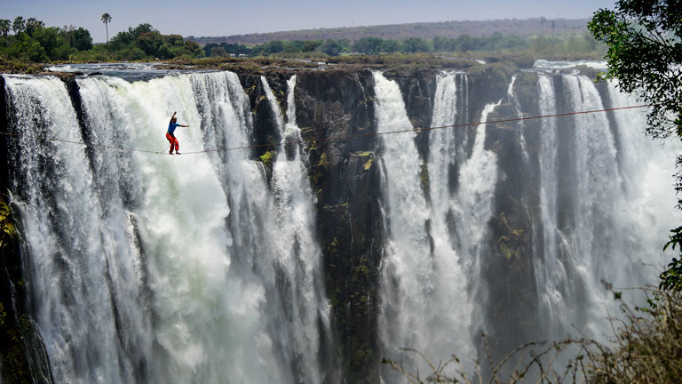Victoria Fälle, Zimbabwe 2014: Die erste Überquerung der Wasserfälle auf einer fast 100 Meter langen und mehr als 100 Meter hohen Slackline.