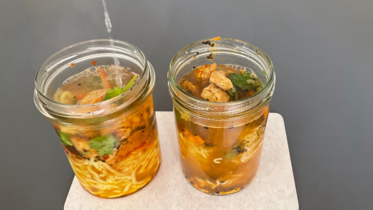 Schraubgläser mit DIY-Instantsuppe.
