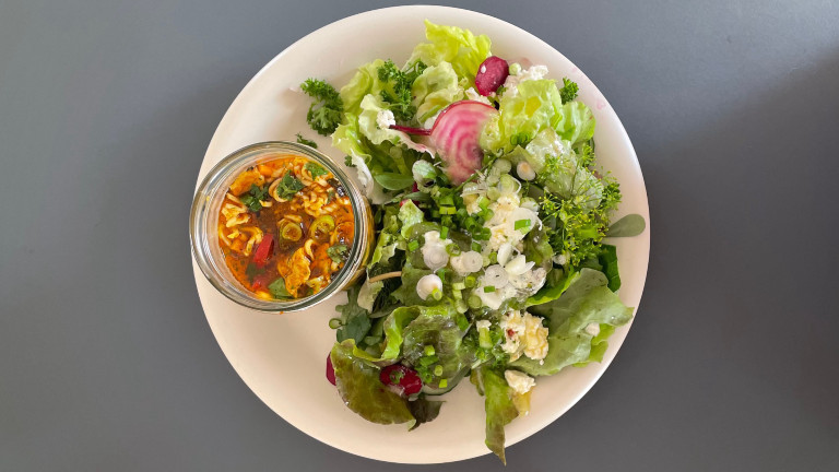 DIY-Instantsuppe mit Salat auf Teller