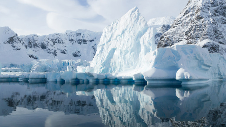Eisberg spiegelt sich im Wasser