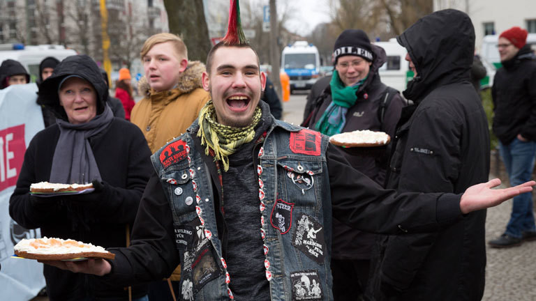 Demonstranten mit Torten bei einer Demo gegen die AfD in Berlin