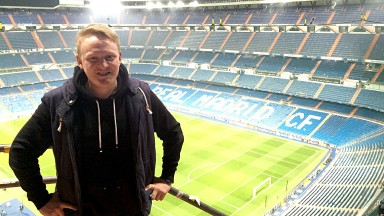 Mann in einem leeren Fußballstadion