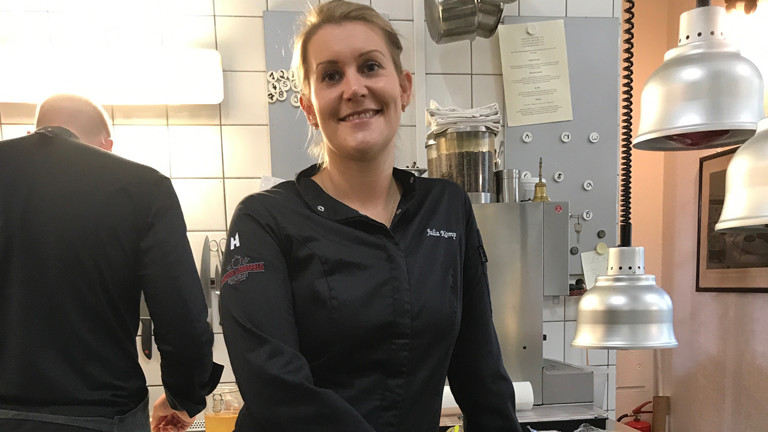 Frau in einer Profi-Küche