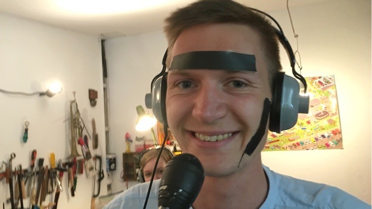 Kontrastreiches Klebeband gegen Gesichterkennung