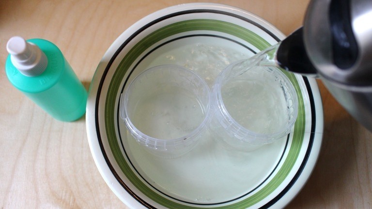 Hauptsache hygienisch - vor dem Keimen übergießt Moritz die Keim-Becher mit kochendem Wasser.
