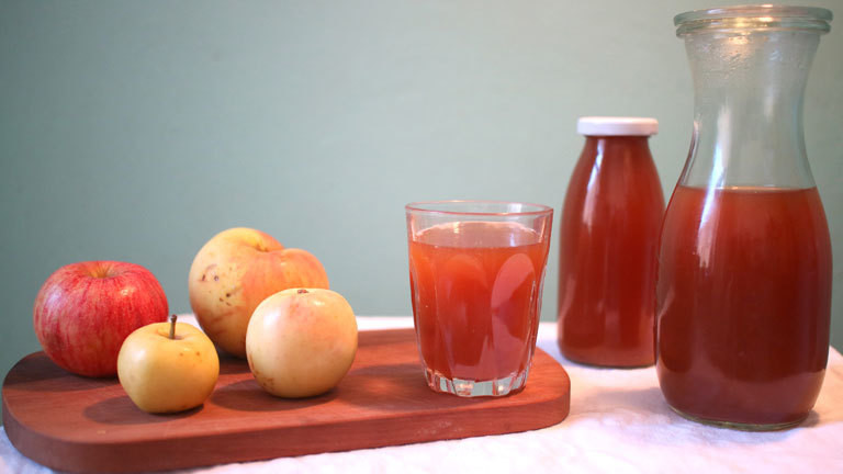 Frisch gepresster Apfelsaft im Glas.