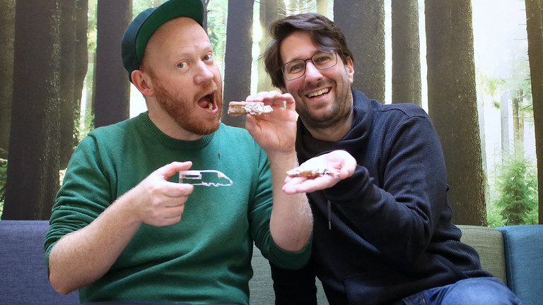 Zwei Männer essen Kekse