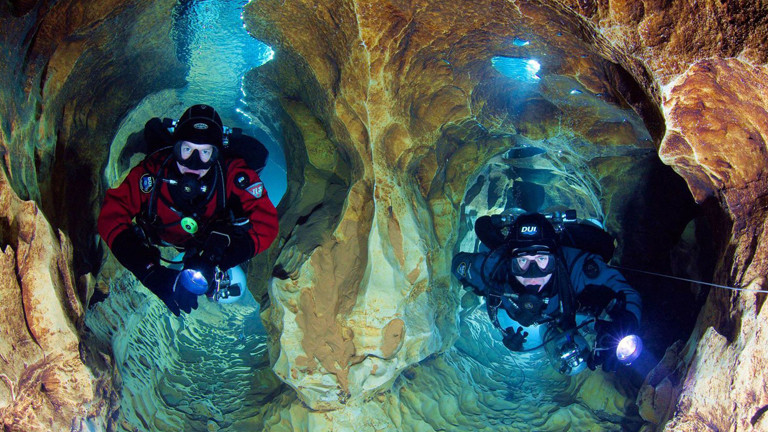 Zwei Taucher in einer Höhle