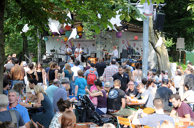 Bühne und viele MEnschen im Stadtgarten