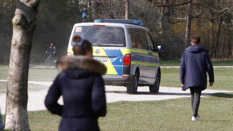 Eine Polizeistreife der Landespolizei Bayern kontrolliert anlässlich der Coronakrise die Einhaltung der Kontaktverbote sowie Mindestabstände in dem von Passanten und Ausflüglern stark frequentierten Park Englischer Garten in München.