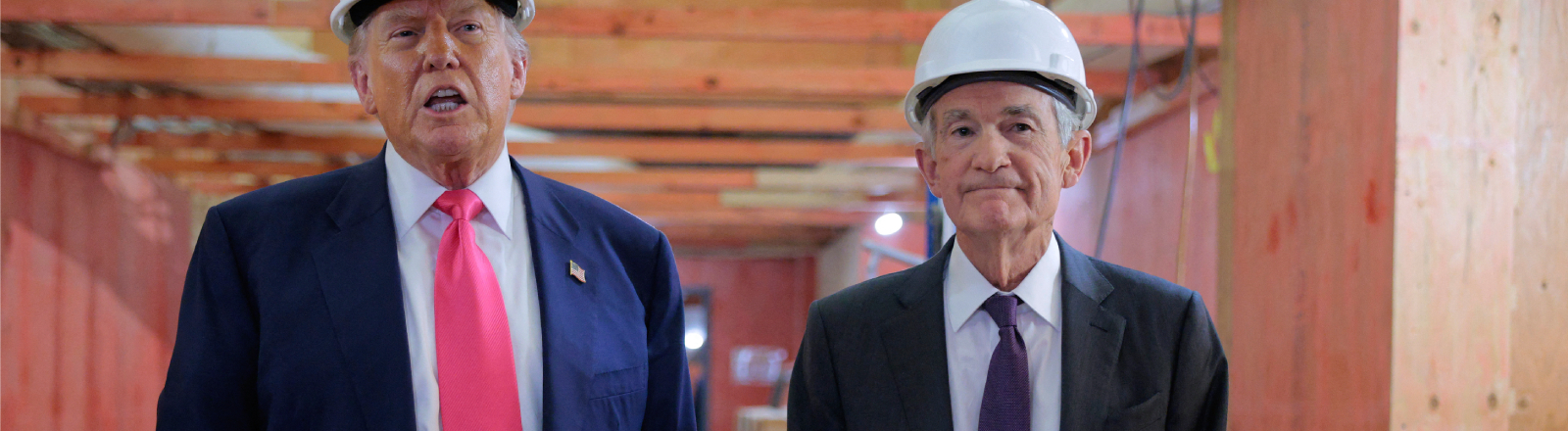 Donald Trump und Jerome Powell während eines gemeinsamen Termin auf der Baustelle der Fed-Zentrale in Washington im Juli 2025