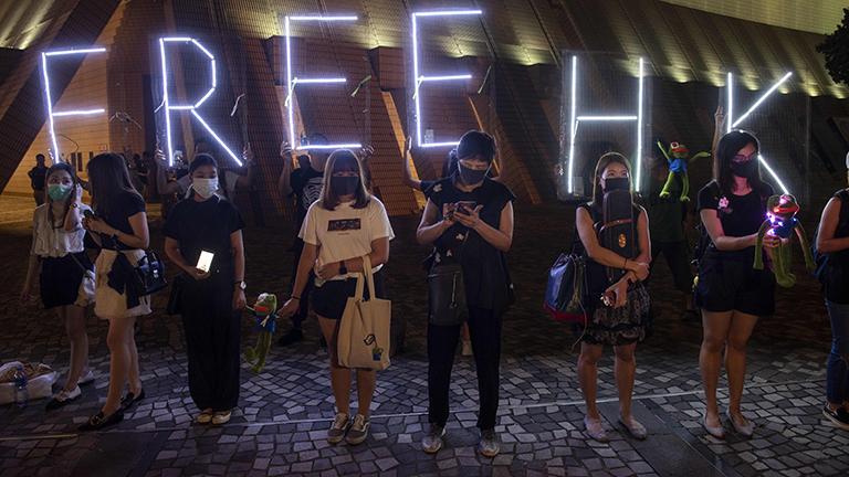Demonstranten bilden in Hongkong am 30.09.2019 eine Menschenkette.