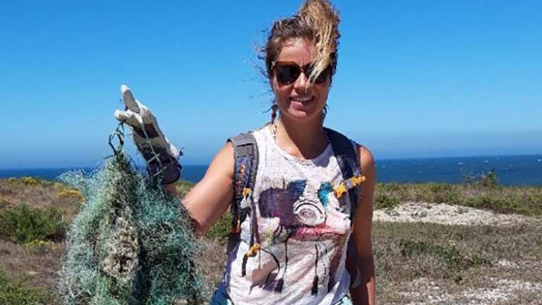 Eva Pollmeier mit einem aufgesammelten Fischernetz