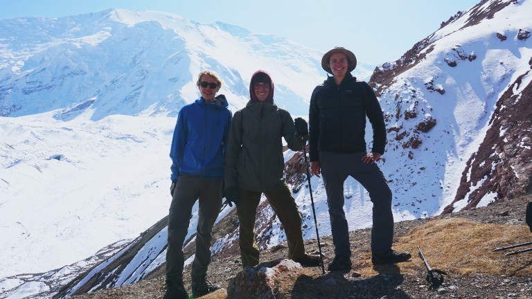 Backpacker Lorenz Baumann mit seinen zwei Freunden beim Wandern am Fuße des Pik Lenin in Kirgistan.