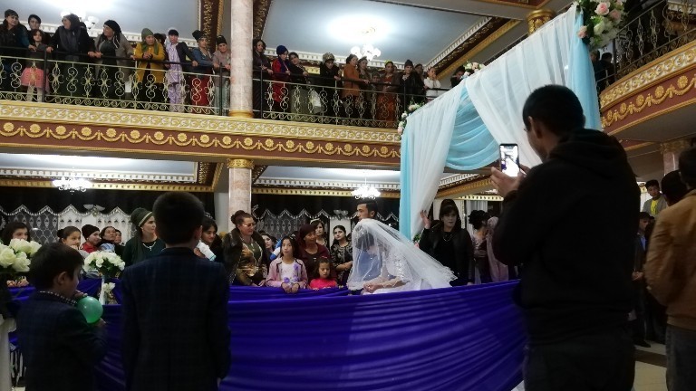 Backpacker Lorenz Baumann und seine Freunde waren zu Gast auf einer usbekischen Hochzeit.