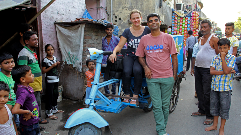 Christina Franzisket und Nagender Chhikara mit ihrer Motorrikscha