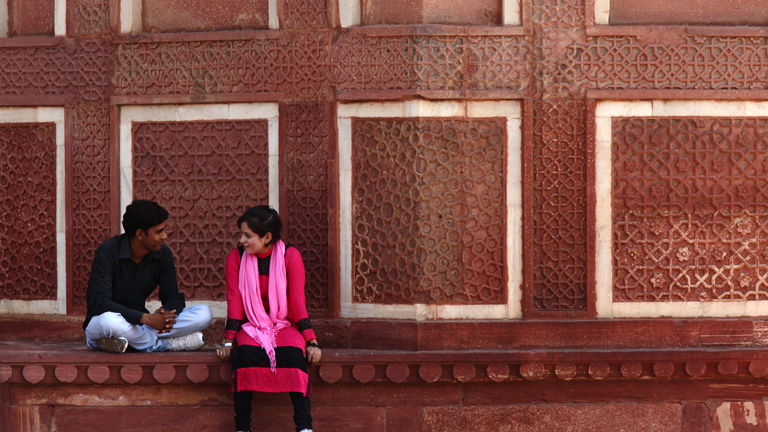 Ein Paar trifft sich am Roten Fort in Agra, Indien.