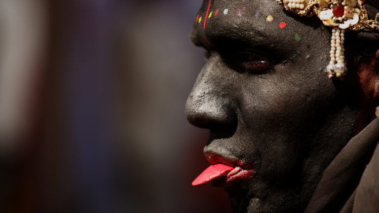 Portrait eines als die Göttin Kaaali verkleideten Bettlers (Indien)