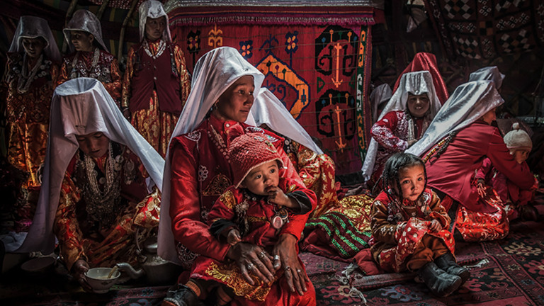 Frauen und Kinder in einer Jurte im Pamir
