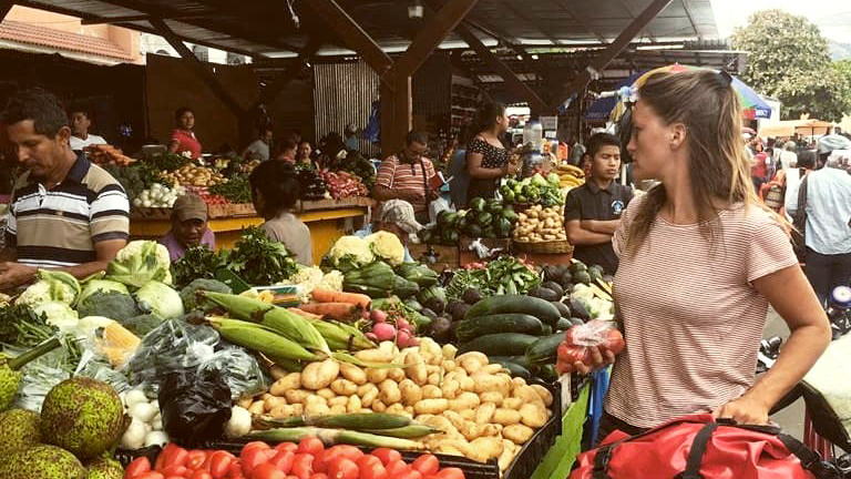 Geraldine Schüle auf einem Gemüsemarkt in Guatemala