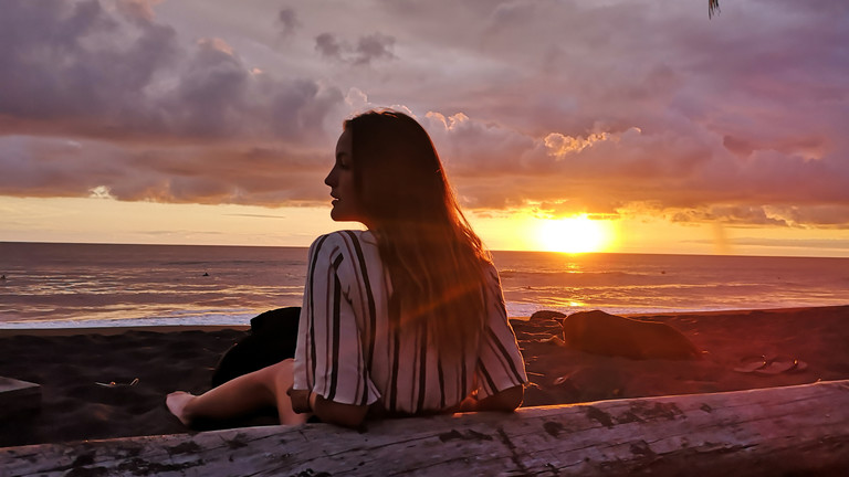 Geraldine Schüle genießt einen Sonnenuntergang am Strand in Costa Rica.