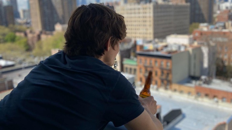 Weltempfänger Tim schaut aus seiner Wohnung im East Village auf die Gebäude in seiner Nachbarschaft.
