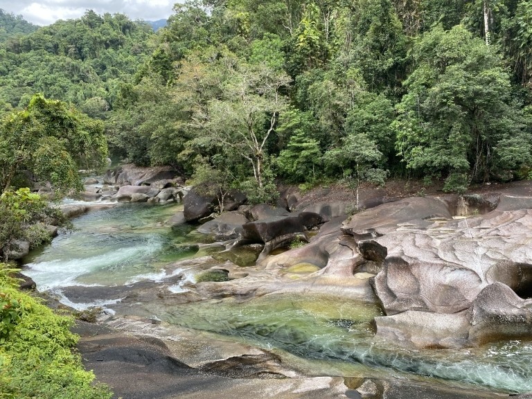 Vom Wasser geformte Felsen: Babinda Boulders