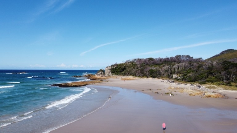 Surfbrett auf dem Weg ins Wasser: Bonny Hills im Council Port Macquarie-Hastings