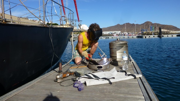 Timo Peters bei Schweißarbeiten im Hafen von Gran Tarajal auf Fuerteventura.