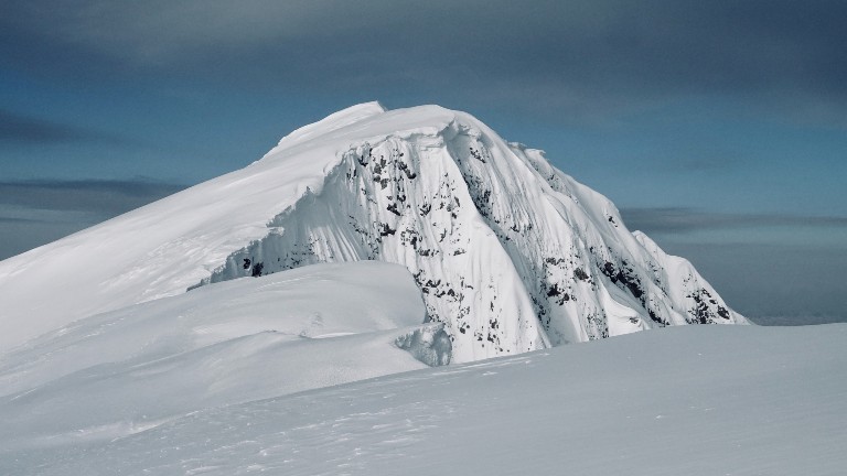 Blick auf die schneebedeckten Berge im Dinarischen Gebirge.